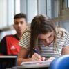 Estudantes fazendo prova em sala de aula