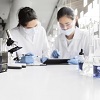Fotografia: duas mulheres trabalhando em laboratório de química