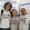 Três estudantes vestindo camiseta "Eu amo UFC"