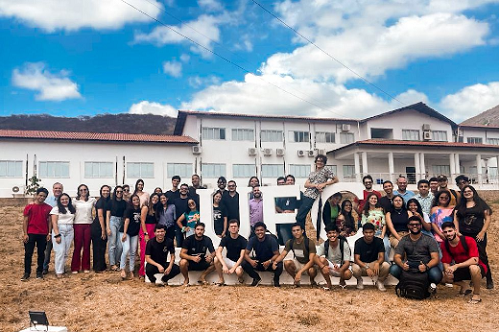 Fotografia de estudantes e professores do curso de Ciência de Dados da UFC no Campus Itapajé