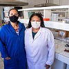 Fotografia de duas mulheres cientistas em laboratório da UFC