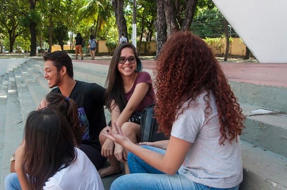 Grupo de estudantes conversa na Concha Acústica da UFC