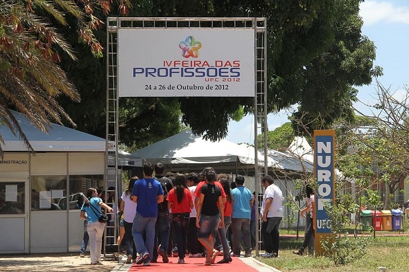 Fotografia: Estudantes visitam a Feira das Profissões da UFC