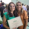 Filha segura diploma magna cum laude, ao lado da mãe, em cerimônia de entrega de distinção acadêmica no centro de ciências da UFC