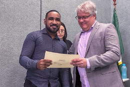 Pró-reitor de Graduação da UFC, Davi Romero, entrega distinção acadêmica magna cum laude a egresso da UFC em cerimônia no centro de ciências