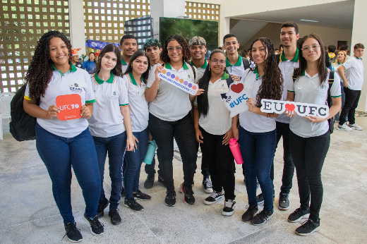 Fotografia de grupo de estudantes do ensino médio em visita à Feira das Profissões da UFC