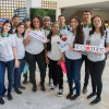 Fotografia de grupo de estudantes do ensino médio em visita à Feira das Profissões da UFC