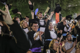 Alunos trajados de beca e capelo celebram a colação de grau